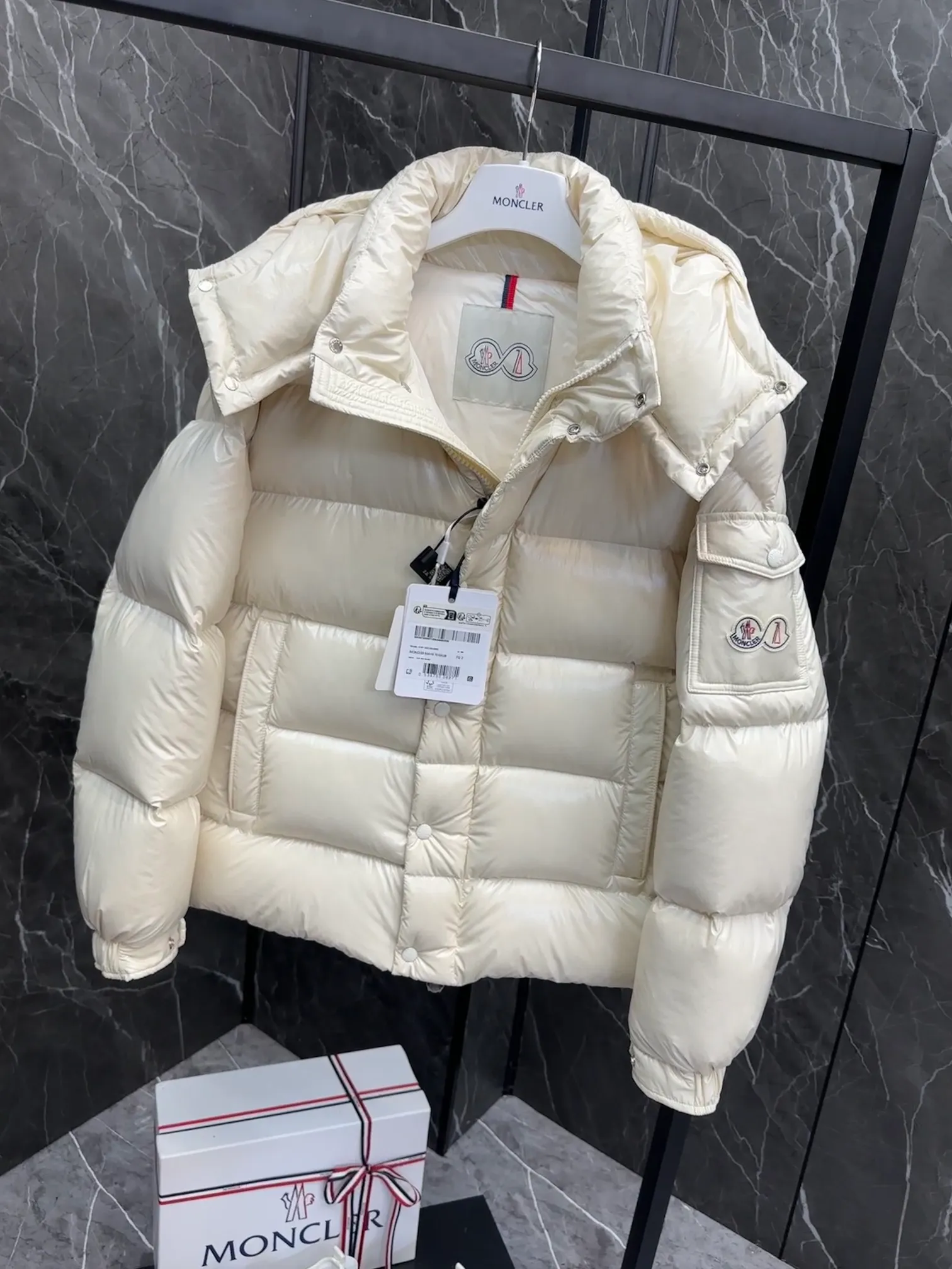 ⬆️Moncler Maya 70 . . Moncler 70 ， 。 ， ， Moncler Maya 70 。 ， 。 Antoni Tudisco 。 Moncler Maya 70 Moncler 70 ， ， 。 Classic ， 、 。 Classic 70 。 • • • • • ， • • • •Moncler Maya 70 Size: 1-5 . Cream White Pink Blue Gray Black D 9890065750